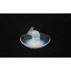 R Lalique Lapin opalescent pin tray. Signed to base. (c.1925)