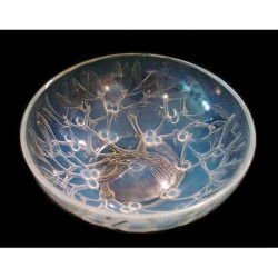Rene Lalique Gui mistletoe opalescent bowl. Signed to base (c.1930)