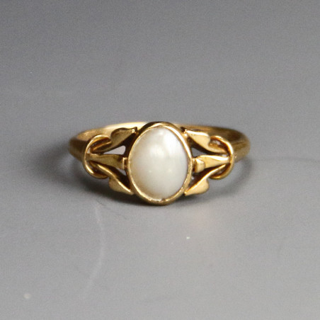 Art Nouveau 18ct and Mother of Pearl Ring (c.1900)